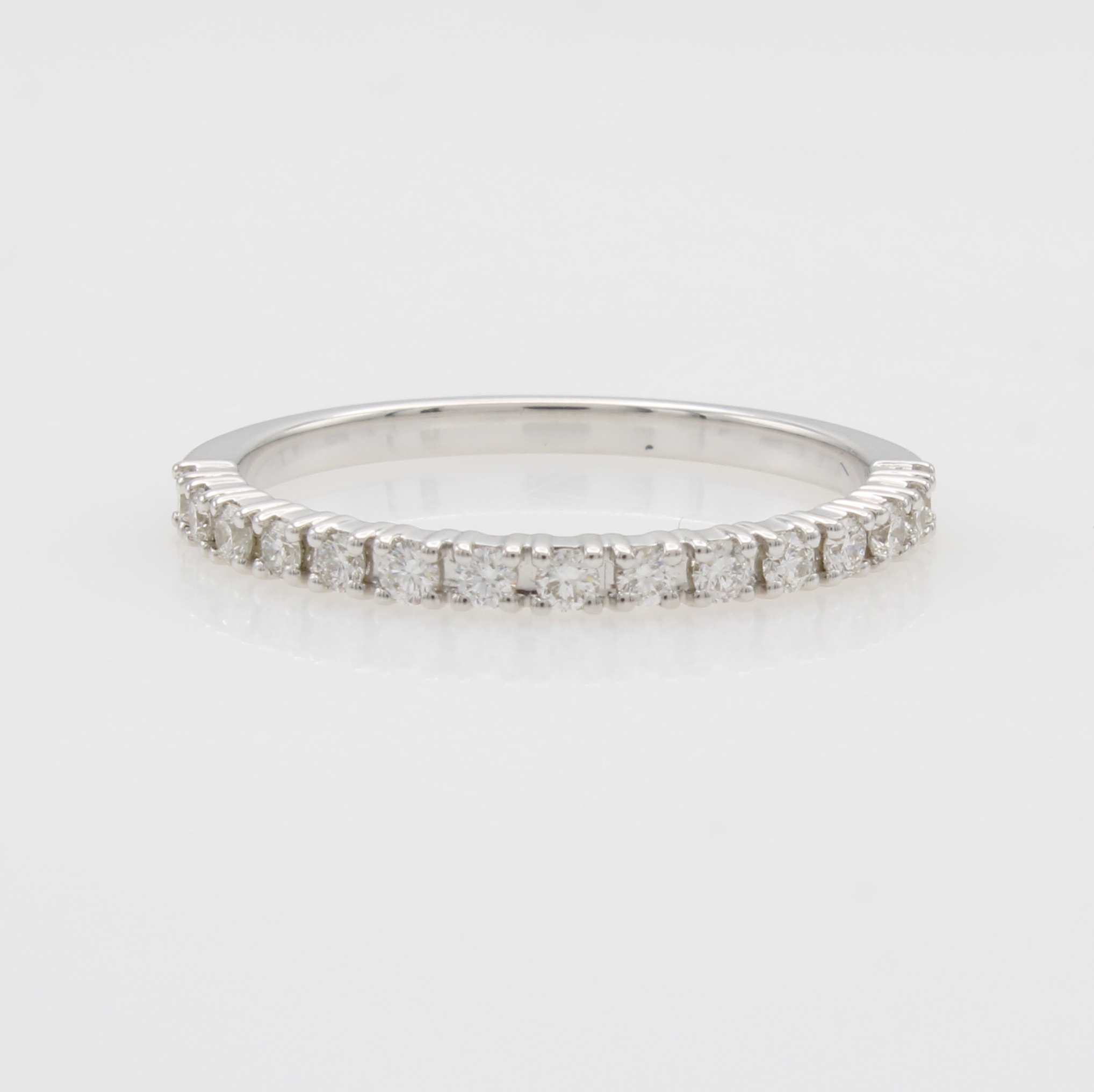 Image 27149039 - Ring mit Brillanten, WG 750/000, 15 Brill. zus. ca. 0.30 ct Weiß/si, Krappenfassungen, ...