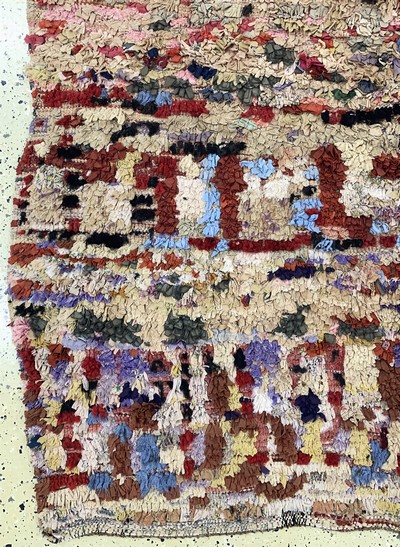 27149047b - Marokko alt, Mitte 20.Jhd, Stoffreste geknüpft auf Baumwolle, ca. 245 x 150 cm, EHZ: 2 ...