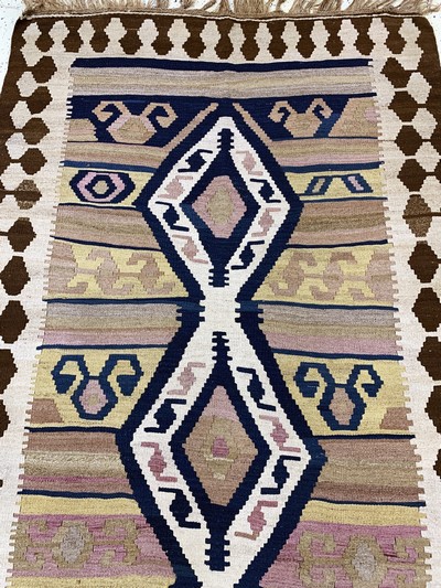 27149083d - Bachtiar Kelim, Persien, Anfang 20.Jhd, Wolle auf Wolle, ca. 310 x 130 cm, EHZ: 2 ...
