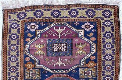 27149086a - Kazak antik, Kaukasus, um 1900, Wolle auf Wolle, ca. 330 x 170 cm, Mottenfraß, EHZ: 4 ...