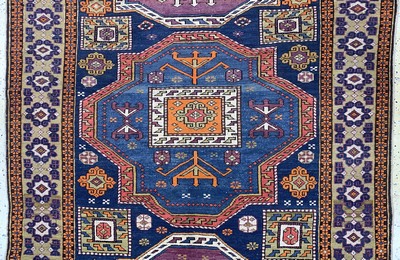 27149086b - Kazak antik, Kaukasus, um 1900, Wolle auf Wolle, ca. 330 x 170 cm, Mottenfraß, EHZ: 4 ...