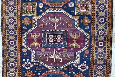 27149086c - Kazak antik, Kaukasus, um 1900, Wolle auf Wolle, ca. 330 x 170 cm, Mottenfraß, EHZ: 4 ...