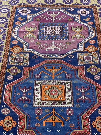 27149086e - Kazak antik, Kaukasus, um 1900, Wolle auf Wolle, ca. 330 x 170 cm, Mottenfraß, EHZ: 4 ...