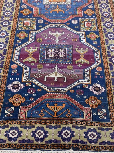 27149086f - Kazak antik, Kaukasus, um 1900, Wolle auf Wolle, ca. 330 x 170 cm, Mottenfraß, EHZ: 4 ...