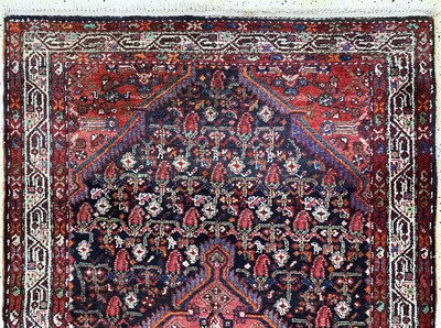 27149089a - Hosseinabad, Persien, Mitte 20.Jhd, Wolle auf Baumwolle, ca. 202 x 135 cm, EHZ: 2 ...