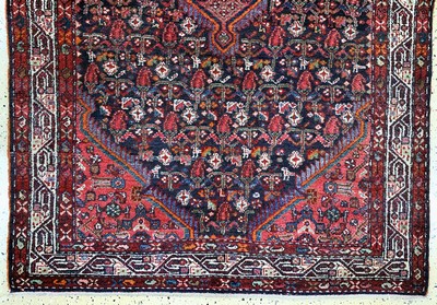 27149089b - Hosseinabad, Persien, Mitte 20.Jhd, Wolle auf Baumwolle, ca. 202 x 135 cm, EHZ: 2 ...