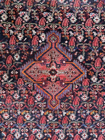 27149089c - Hosseinabad, Persien, Mitte 20.Jhd, Wolle auf Baumwolle, ca. 202 x 135 cm, EHZ: 2 ...