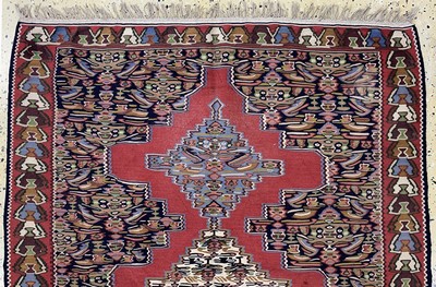 27149093a - Senneh Kelim, Persien, Mitte 20.Jhd, Wolle auf Baumwolle, ca. 152 x 125 cm, EHZ: 2 ...