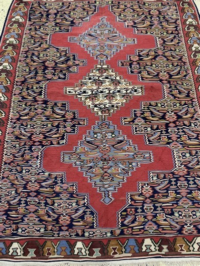 27149093d - Senneh Kelim, Persien, Mitte 20.Jhd, Wolle auf Baumwolle, ca. 152 x 125 cm, EHZ: 2 ...