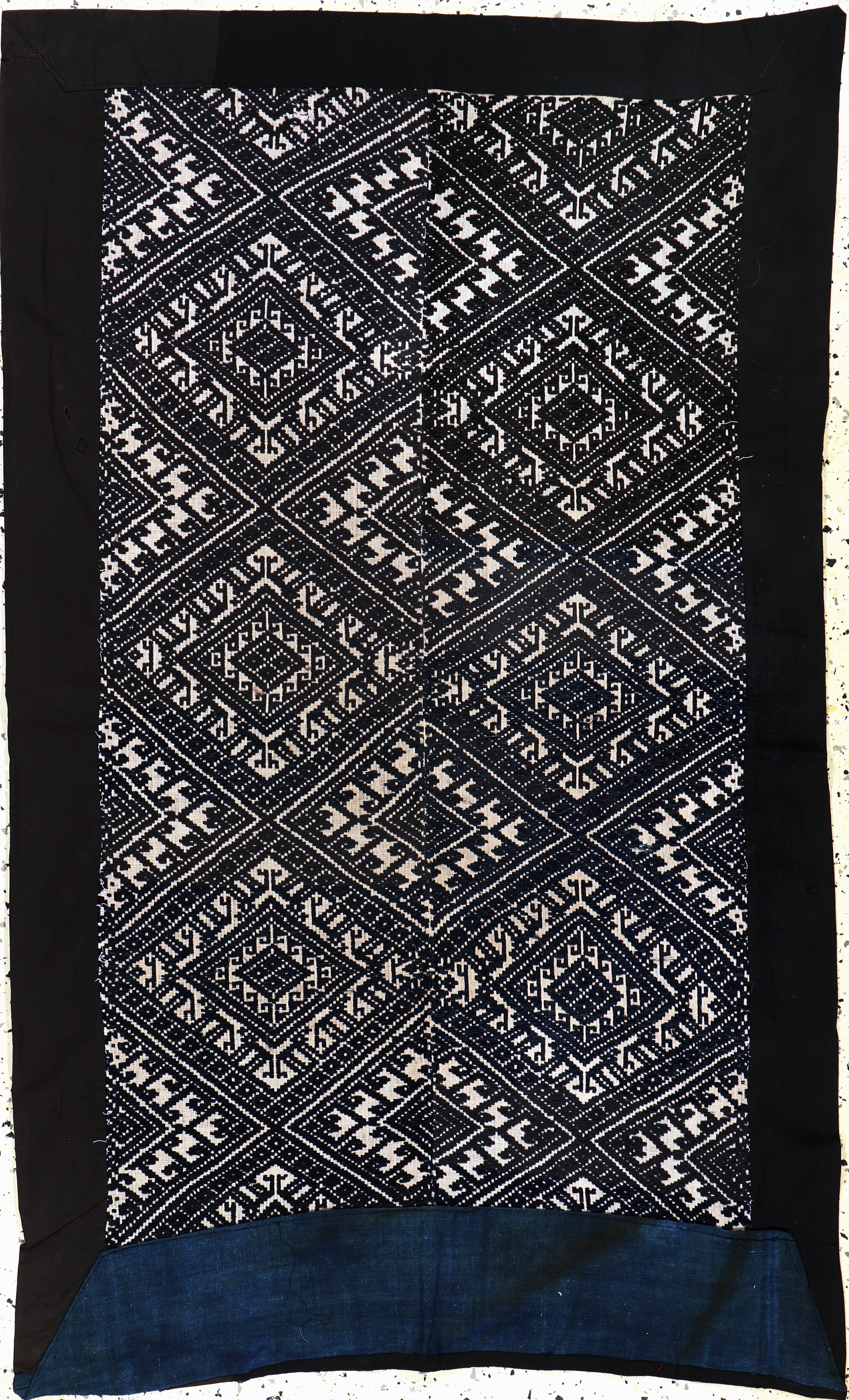 Image 27149104 - Stickerei, Laos, Anfang 20.Jhd, Wollstickerei auf Stoff, ca. 143 x 88 cm, EHZ:2-3 ...