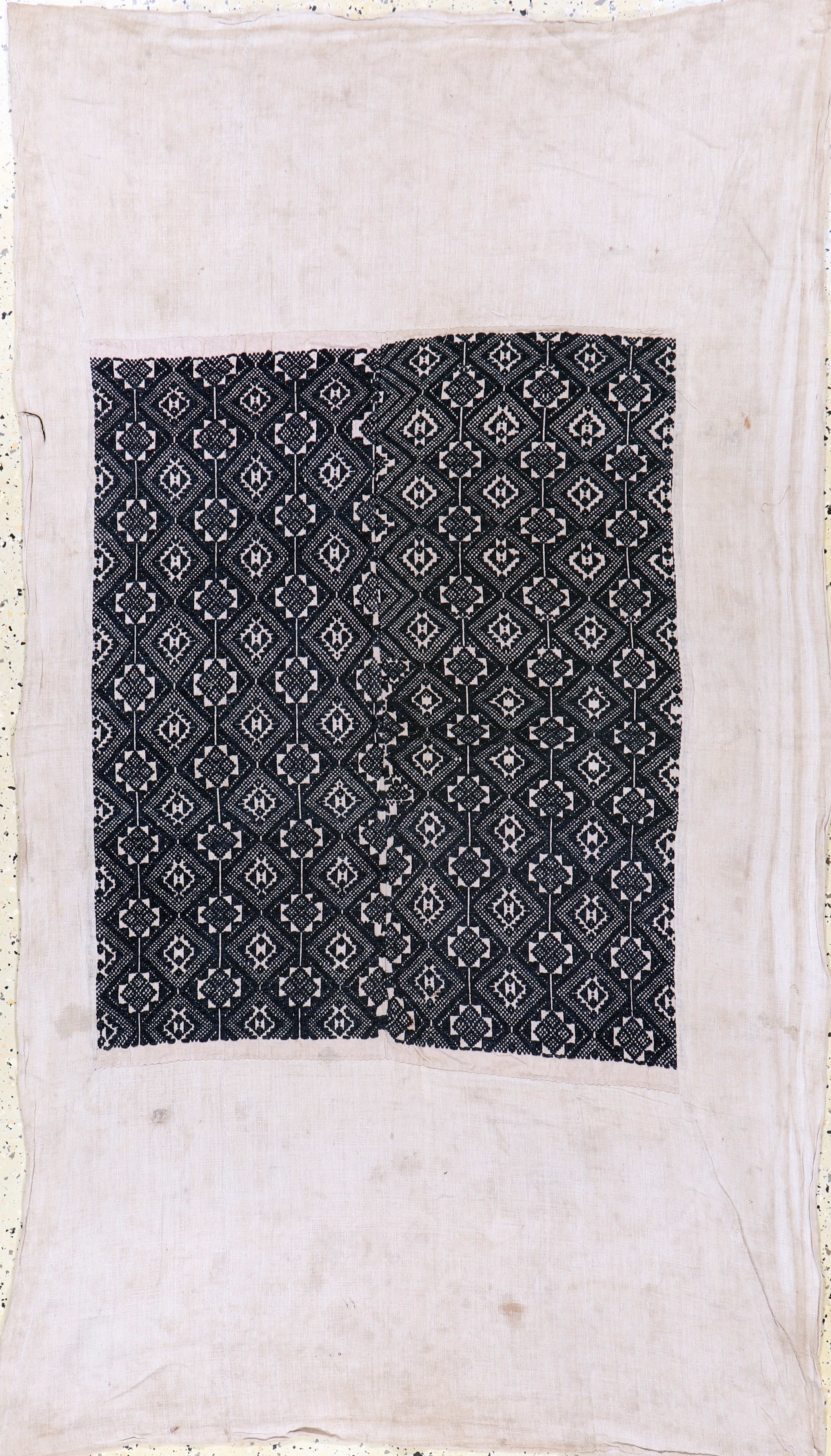 Image 27149105 - Stickerei, Laos, Anfang 20.Jhd, Wollstickerei auf Stoff, ca. 190 x 110 cm, EHZ: 2-3 ...