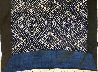27149104b - Stickerei, Laos, Anfang 20.Jhd, Wollstickerei auf Stoff, ca. 143 x 88 cm, EHZ:2-3 ...
