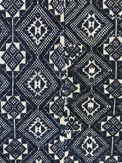 27149105d - Stickerei, Laos, Anfang 20.Jhd, Wollstickerei auf Stoff, ca. 190 x 110 cm, EHZ: 2-3 ...