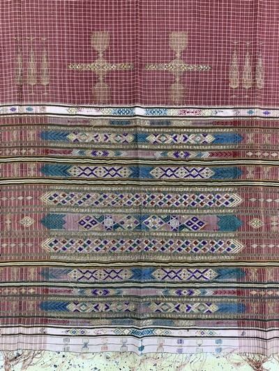 27149177d - ´Zeremonielles Tuch´, Burma, Anfang 20.Jhd,Baumwolltuch mit Seide und Metall bestickt, ...