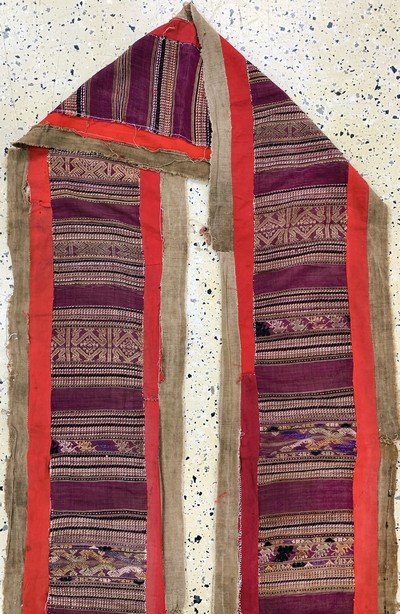 27149308a - Zeltband antik, Laos, um 1900, Baumwollstickerei, ca. 720 x 33 cm, EHZ: 3 Schätzpreis: ...