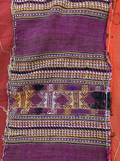 27149308f - Zeltband antik, Laos, um 1900, Baumwollstickerei, ca. 720 x 33 cm, EHZ: 3 Schätzpreis: ...