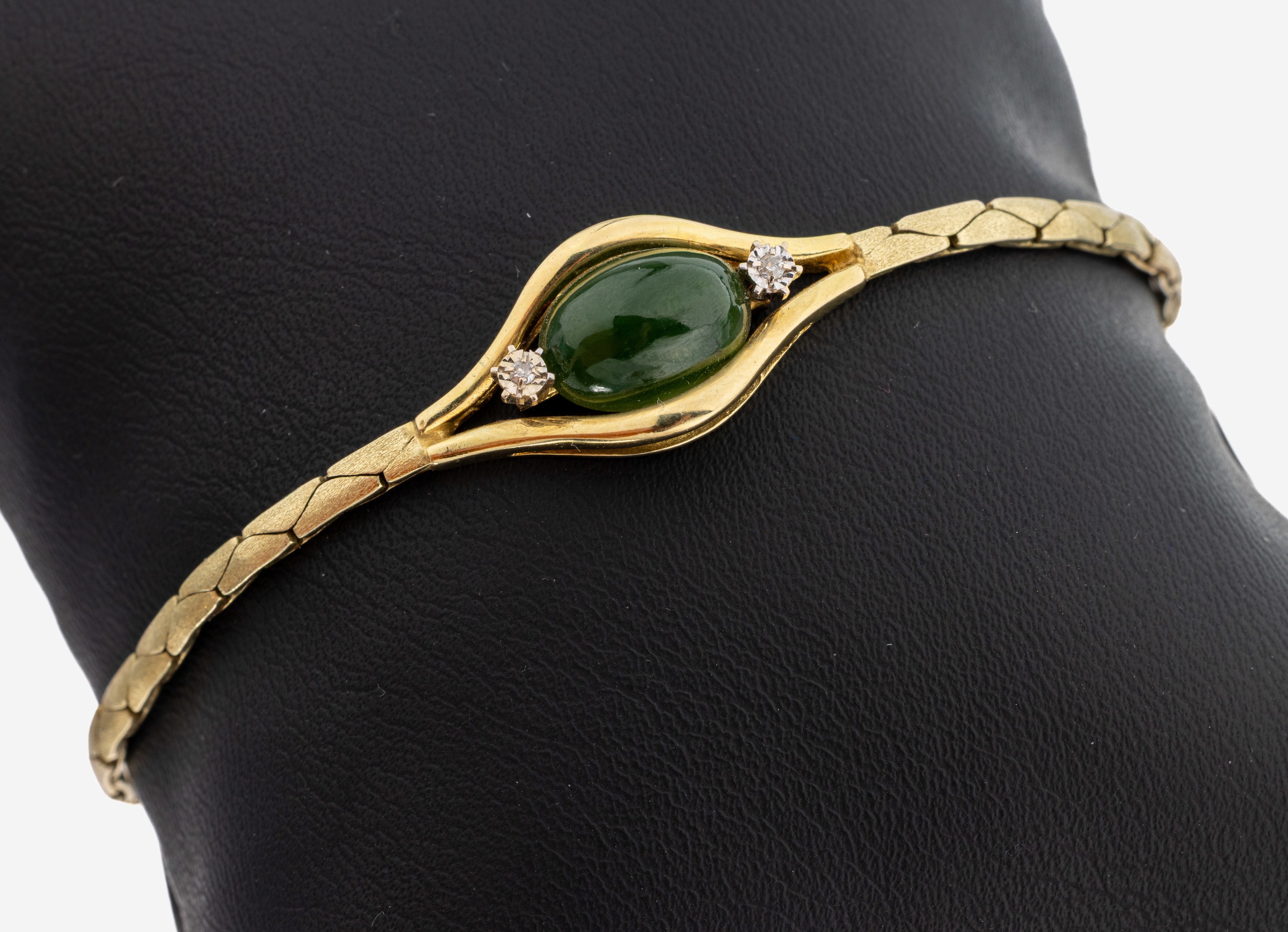 Image 27149454 - 14 kt Gold Jade-Diamant-Armband, GG 585/000, ovaler Nephrit-Cabochon, 2 kl. 8/8- ...