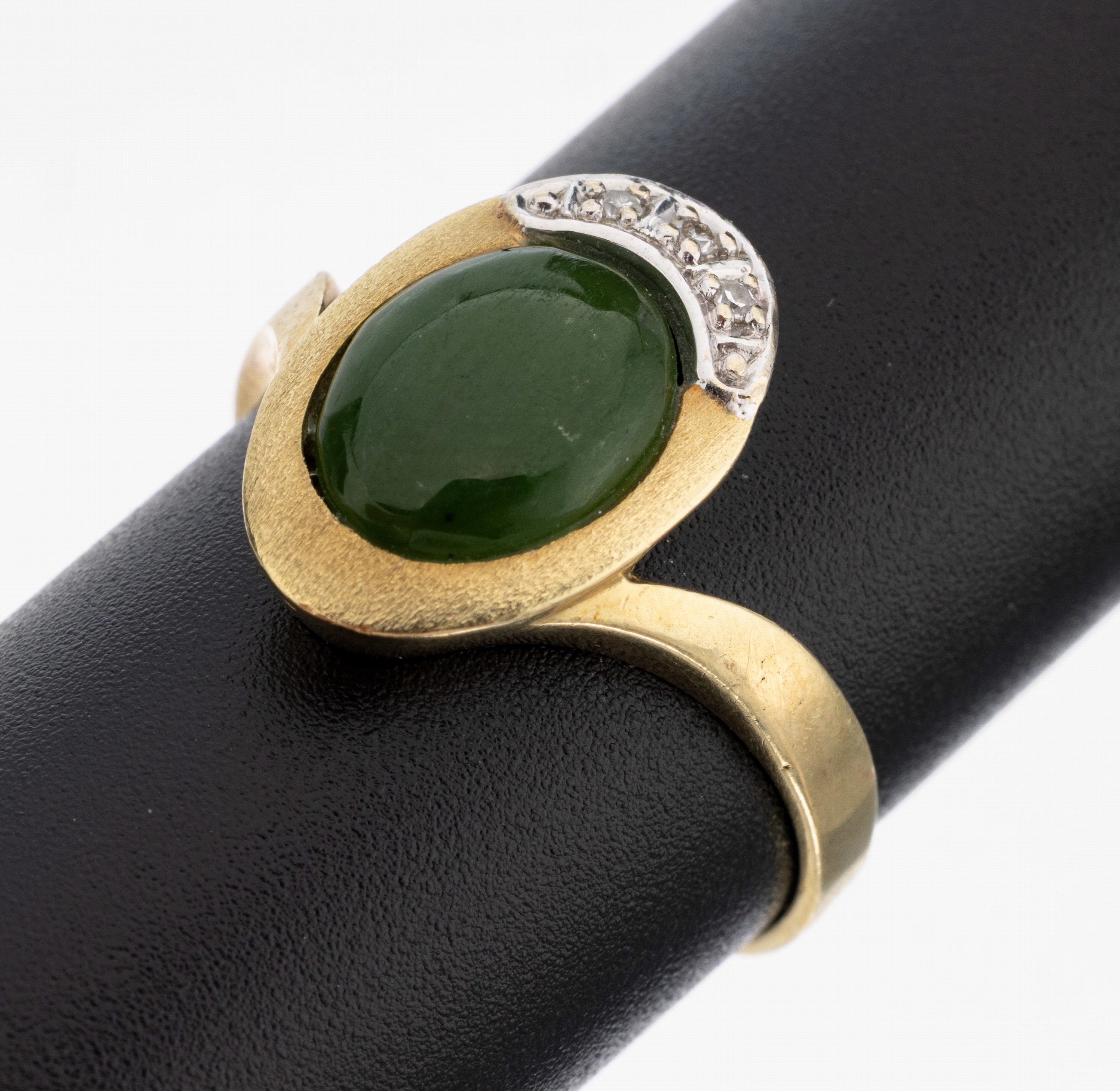Image 27149455 - 14 kt Gold Jade-Diamant-Ring, GG 585/000, ovaler Nephrit-Cabochon, 3 8/8-Diamanten zus. ...