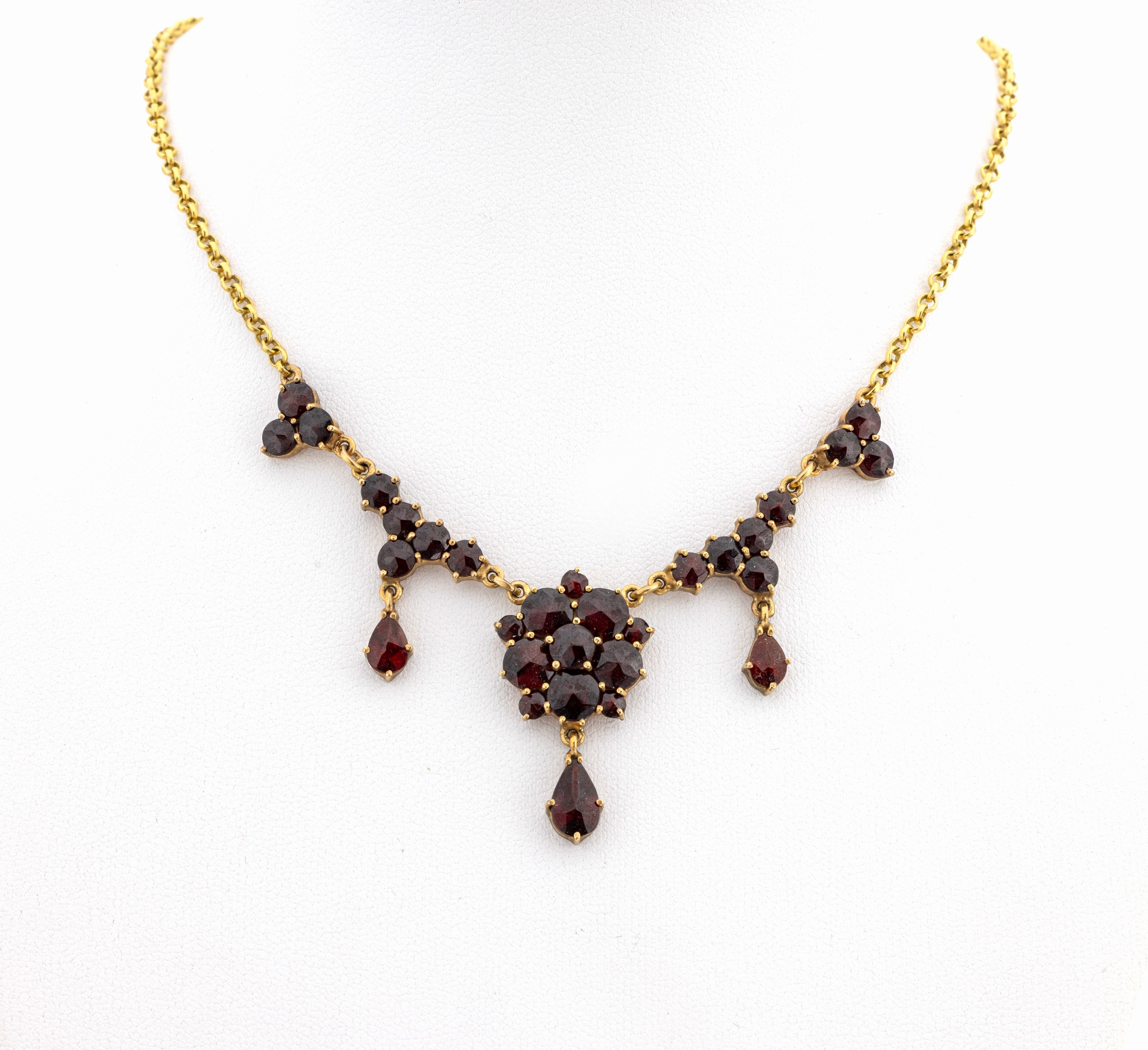 Image 27149489 - 8 kt Gold Granat-Collier, GG 333/000, Mittelteil mit 3 bewegl. Abhängungen, rund- und ...
