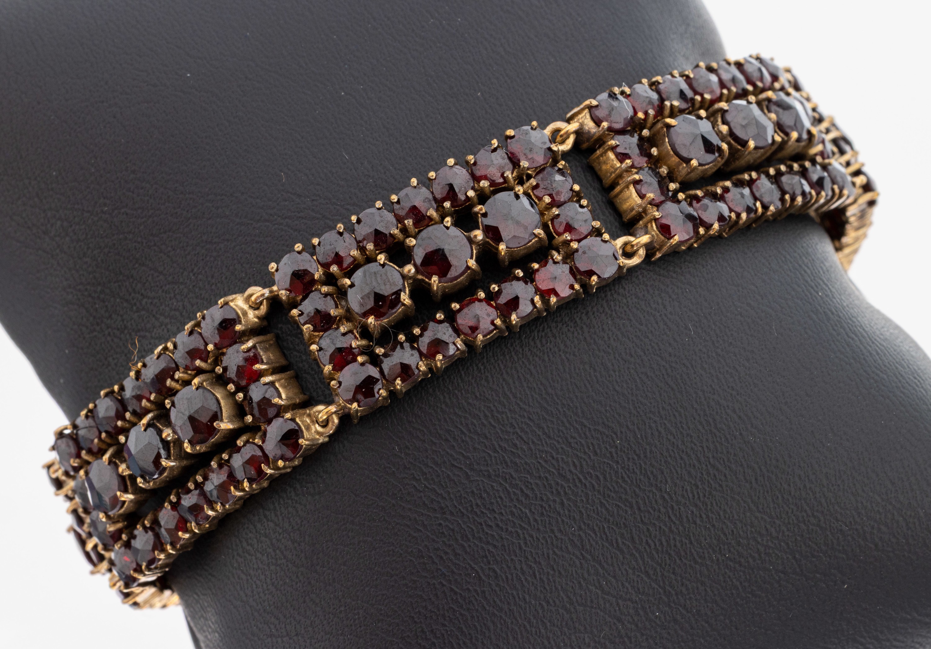 Image 27149490 - 8 kt Gold Granat-Armband, GG 333/000, 7 rechteckige Glieder mit rundfacett. Granaten, ...