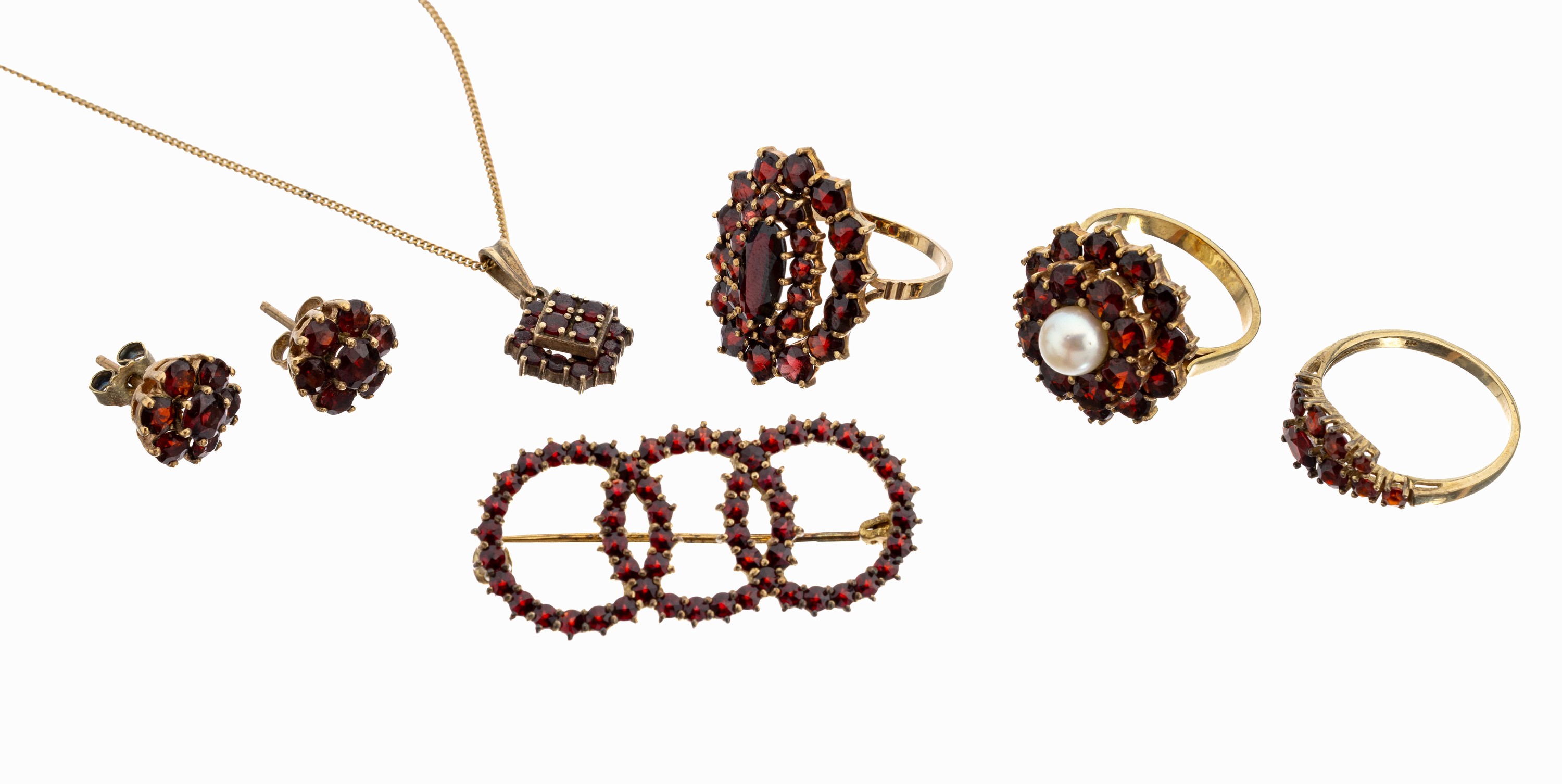 Image 27149491 - 8 kt gold garnet-lot , YG 333/000, comprisedof: 1 ring, ringsize 58, oval- and round ...