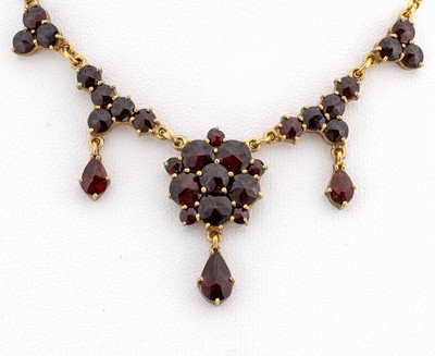 27149489a - 8 kt Gold Granat-Collier, GG 333/000, Mittelteil mit 3 bewegl. Abhängungen, rund- und ...