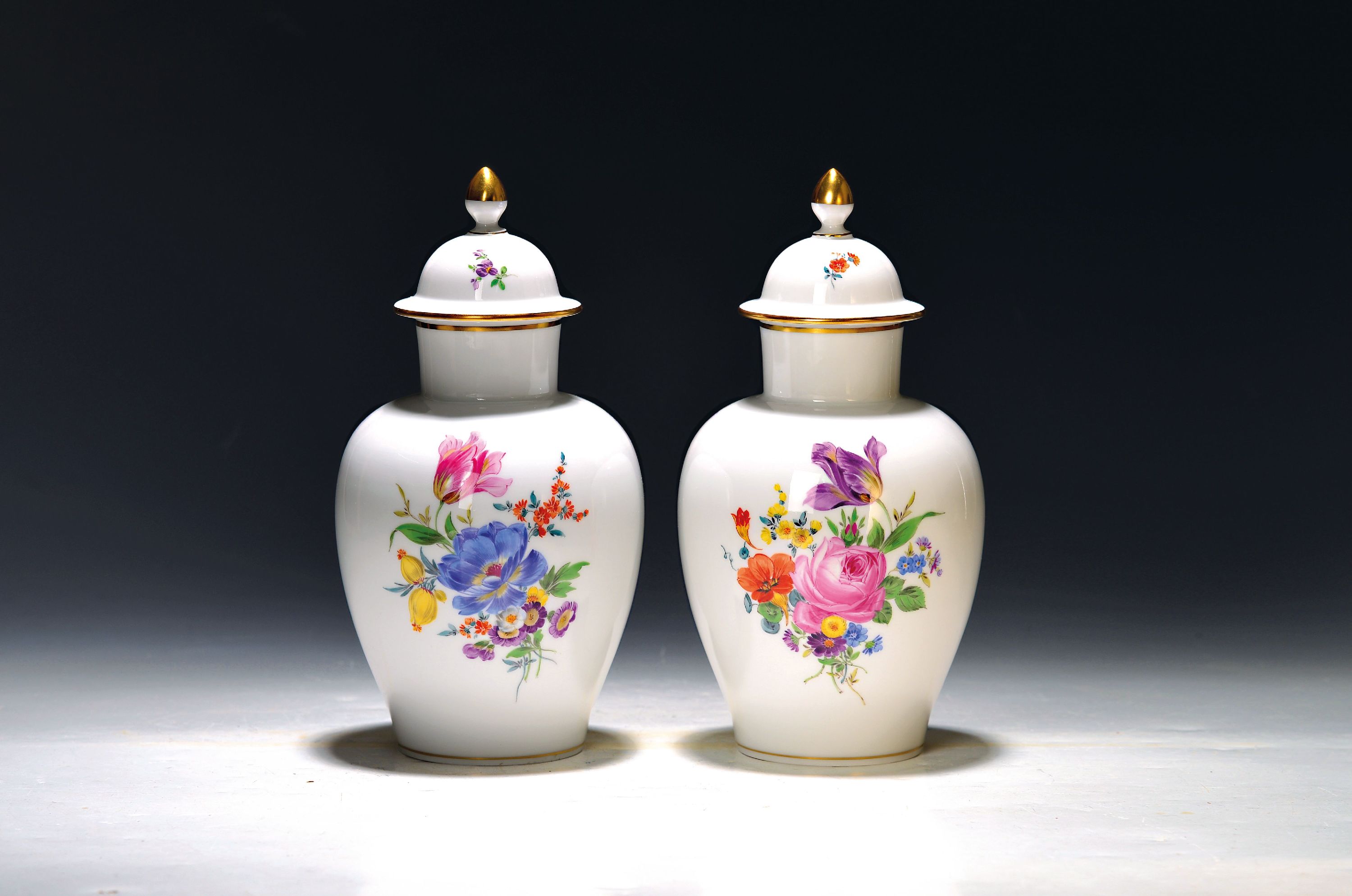 Image 27149508 - Paar Deckelvasen, Meissen, 1970er Jahre, 1. Wahl, Balusterform, Goldränder, bunte ...