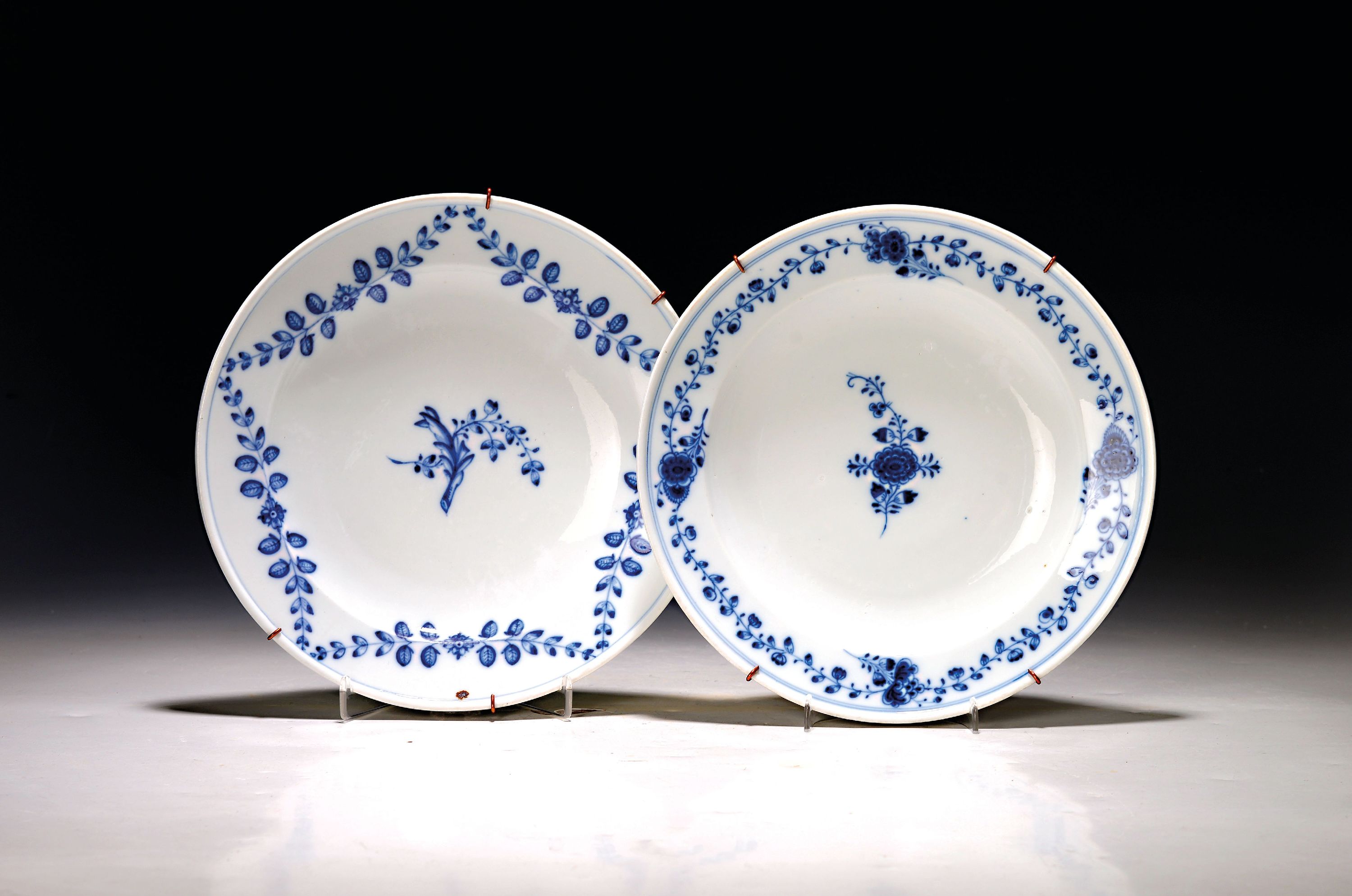 Image 27149509 - 2 Teller, Meissen, Marcolini, um 1774-1814, mit versch. blauen Ranken bemalt unter der ...