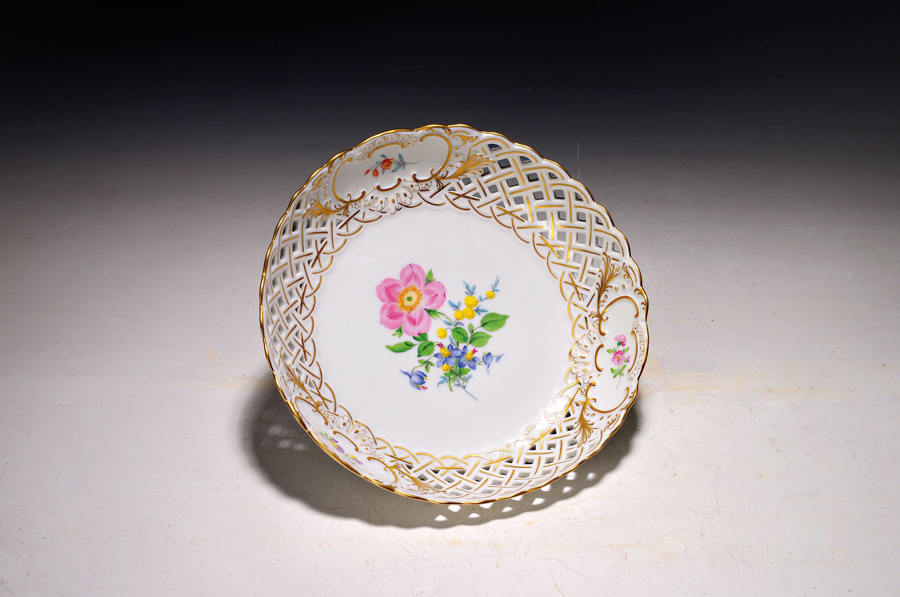Image 27149554 - Korbschale mit Blumenmalerei, Meissen, nach 1945, Porzellan, Blumenmalerei, ...