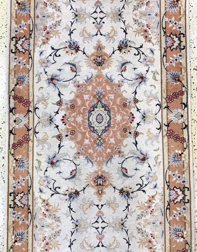 27149582b - Täbriz fein(50 Raj), Persien, Ende 20.Jhd, Korkwolle mit Seide, ca. 400 x 85 cm, ca. ...