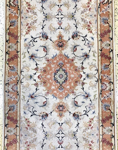 27149582c - Täbriz fein(50 Raj), Persien, Ende 20.Jhd, Korkwolle mit Seide, ca. 400 x 85 cm, ca. ...