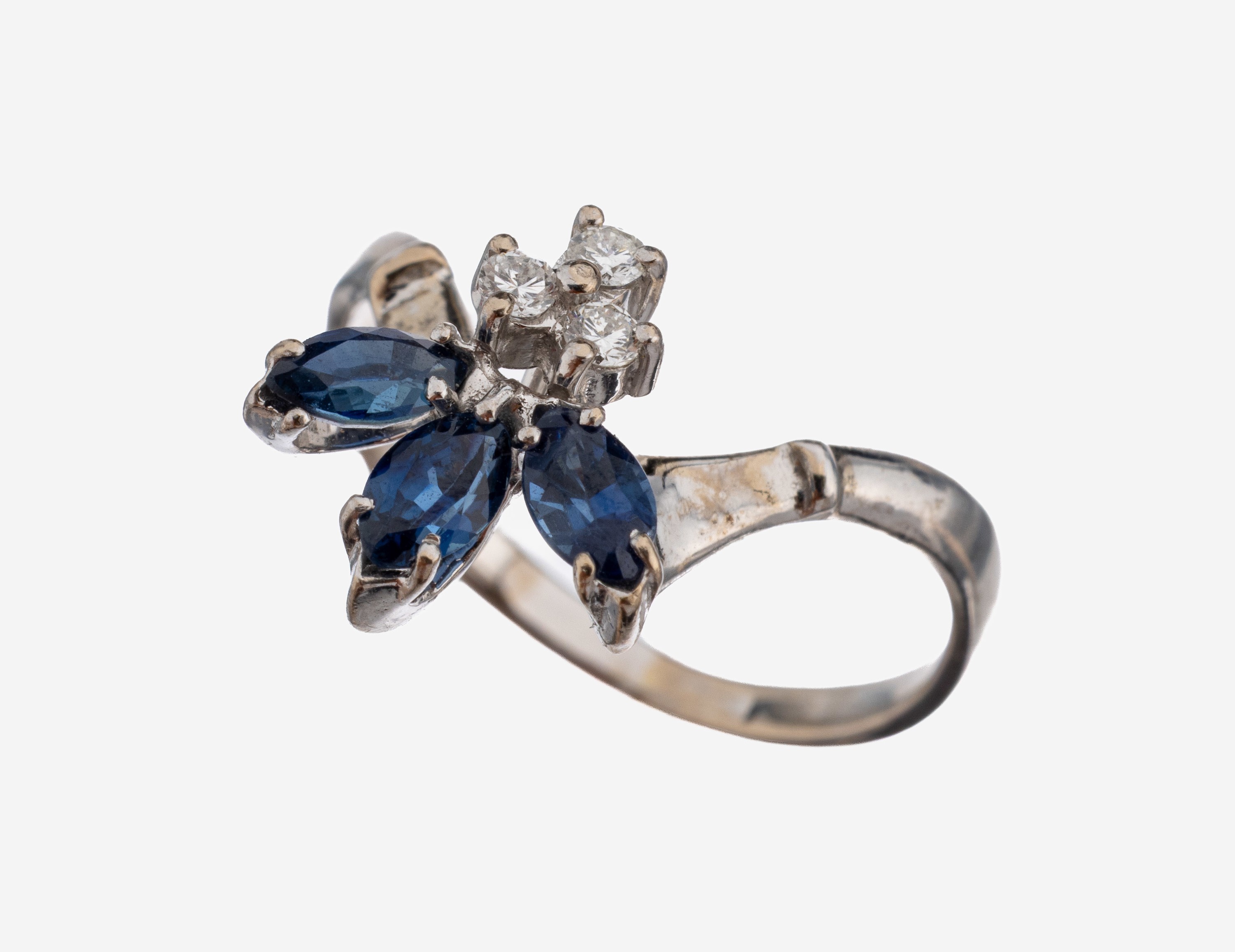 Image 27149730 - 18 kt Gold Saphir-Brillant-Ring, WG 750/000, 3 Saphir-Navettes zus. ca. 0.30 ct, 3 ...