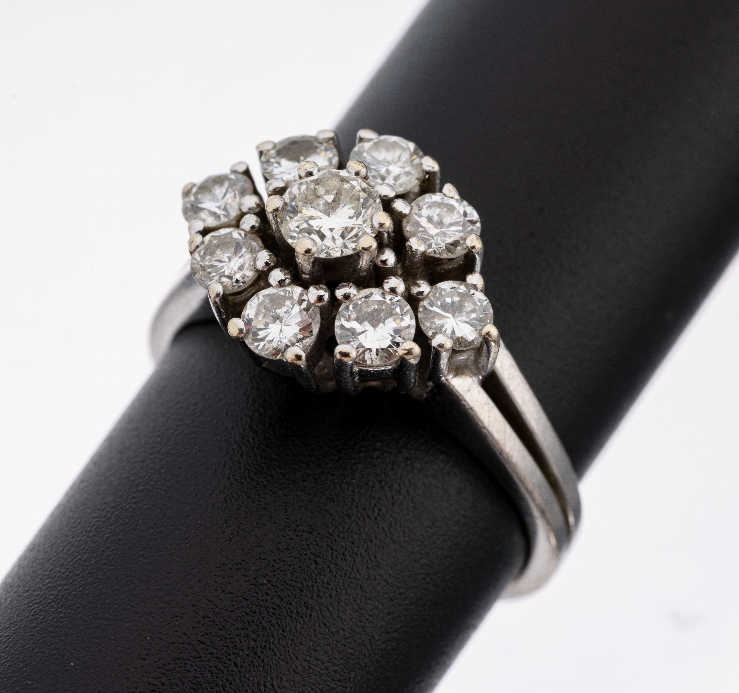 Image 27149733 - 14 kt Gold Brillant-Ring, WG 585/000, 9 Brillanten zus. ca. 1.11 ct (grav.) feines ...