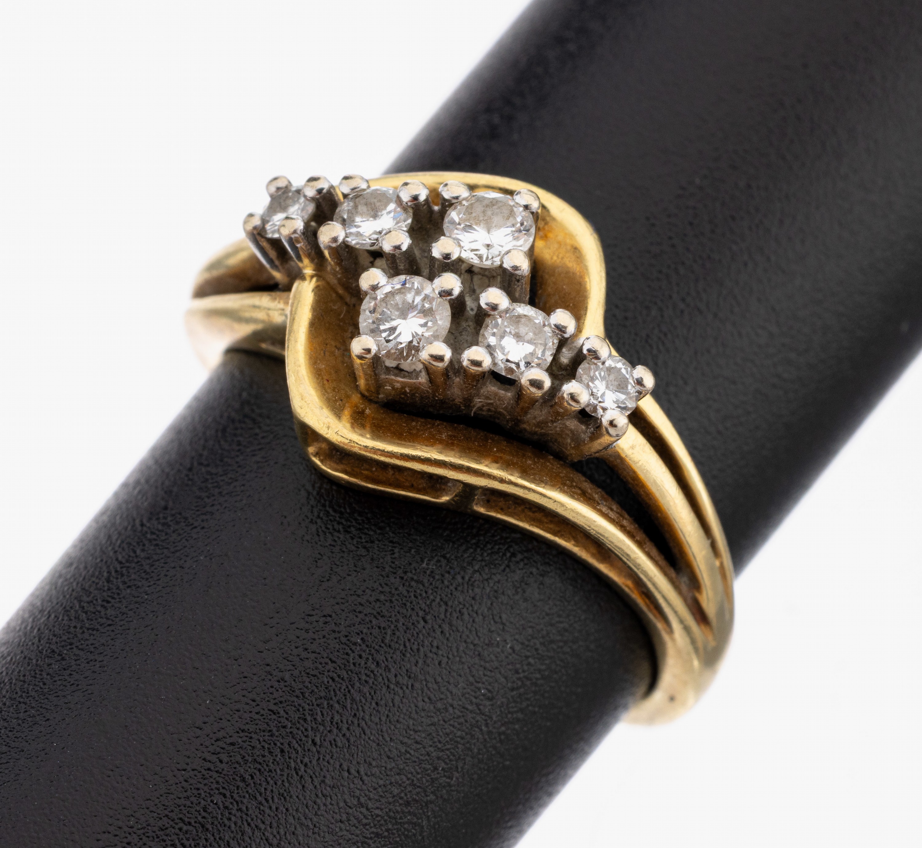 Image 27149734 - 14 kt Gold Brillant-Ring, GG/WG 585/000, 6 in WG gefasste Brillanten zus. ca. 0.30 ct ...