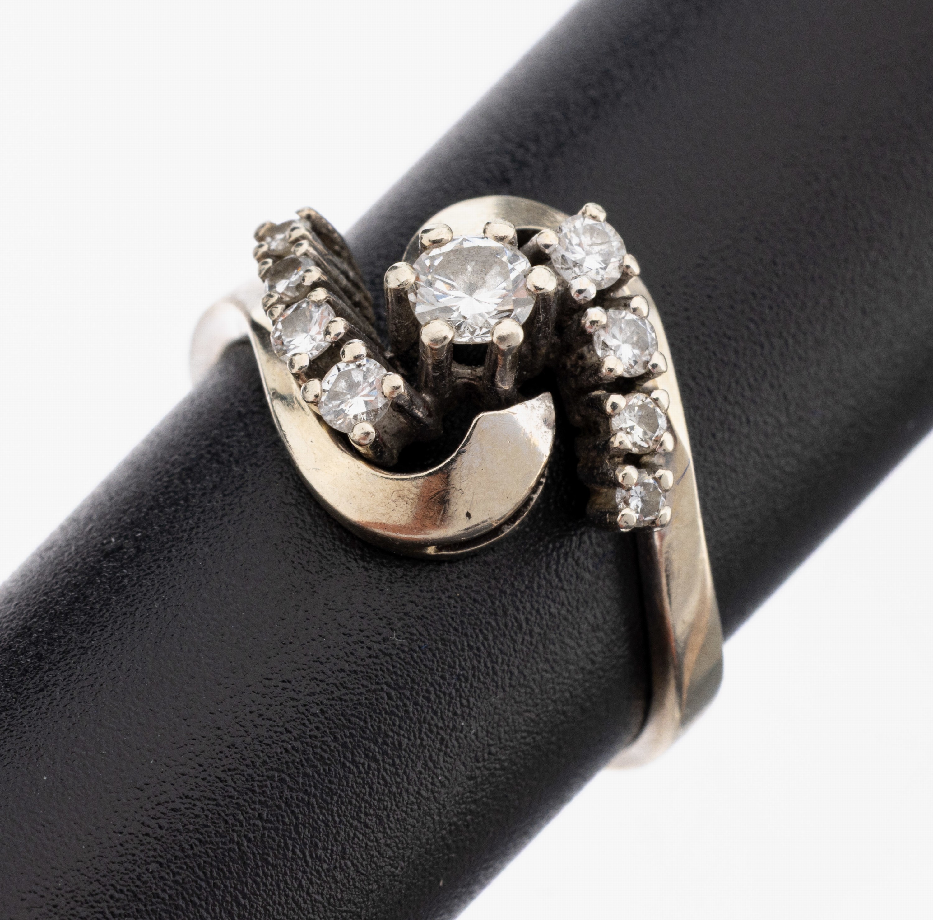 Image 27149735 - 14 kt Gold Brillant-Ring, WG 585/000, geschwungenes Design, 9 Brillanten zus. ca. 0.42 ...