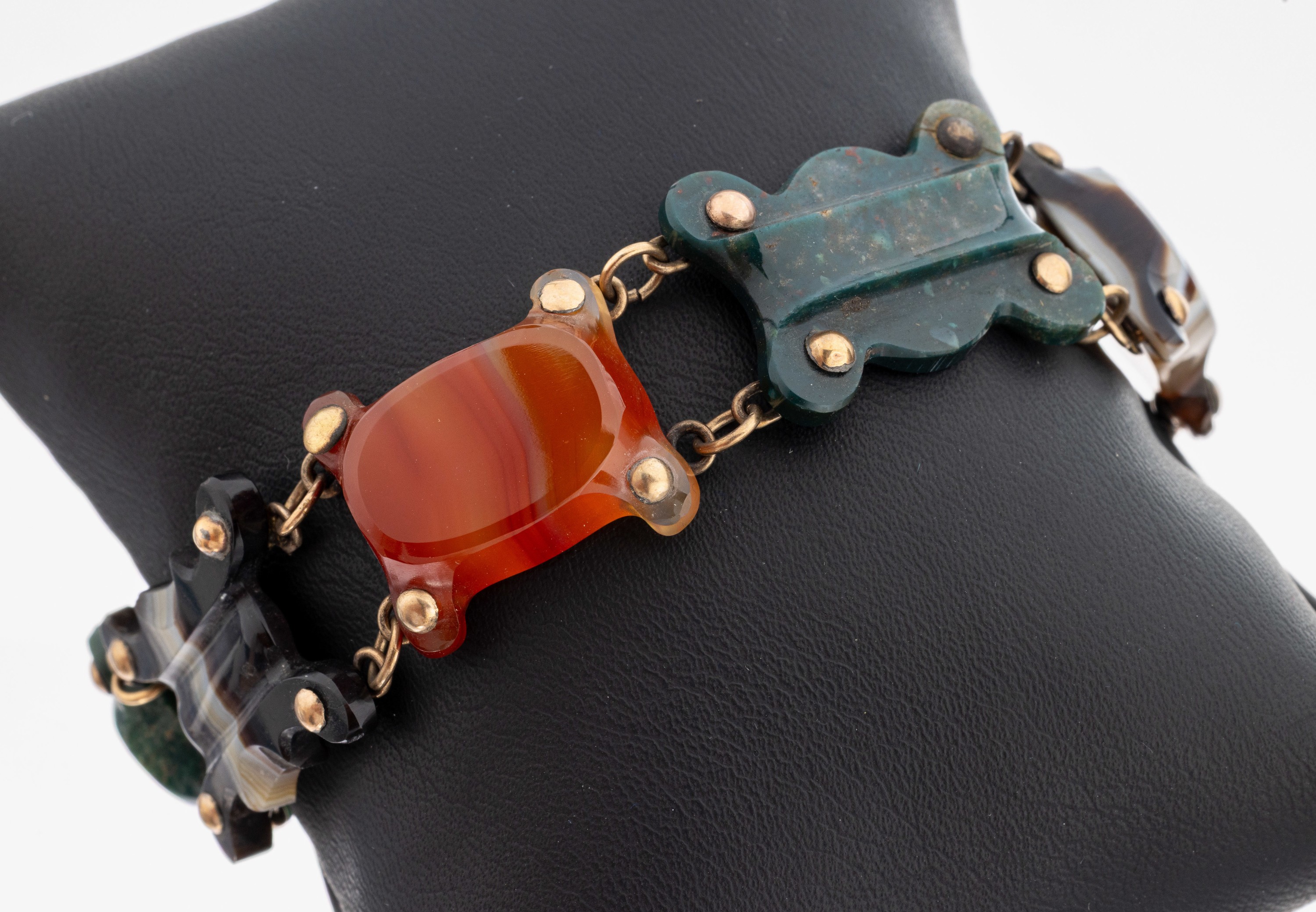 Image 27149771 - Ausgefallenes Art Deco Achat-Armband, England,1920er-30er Jahre, 7 Achate in versch. ...