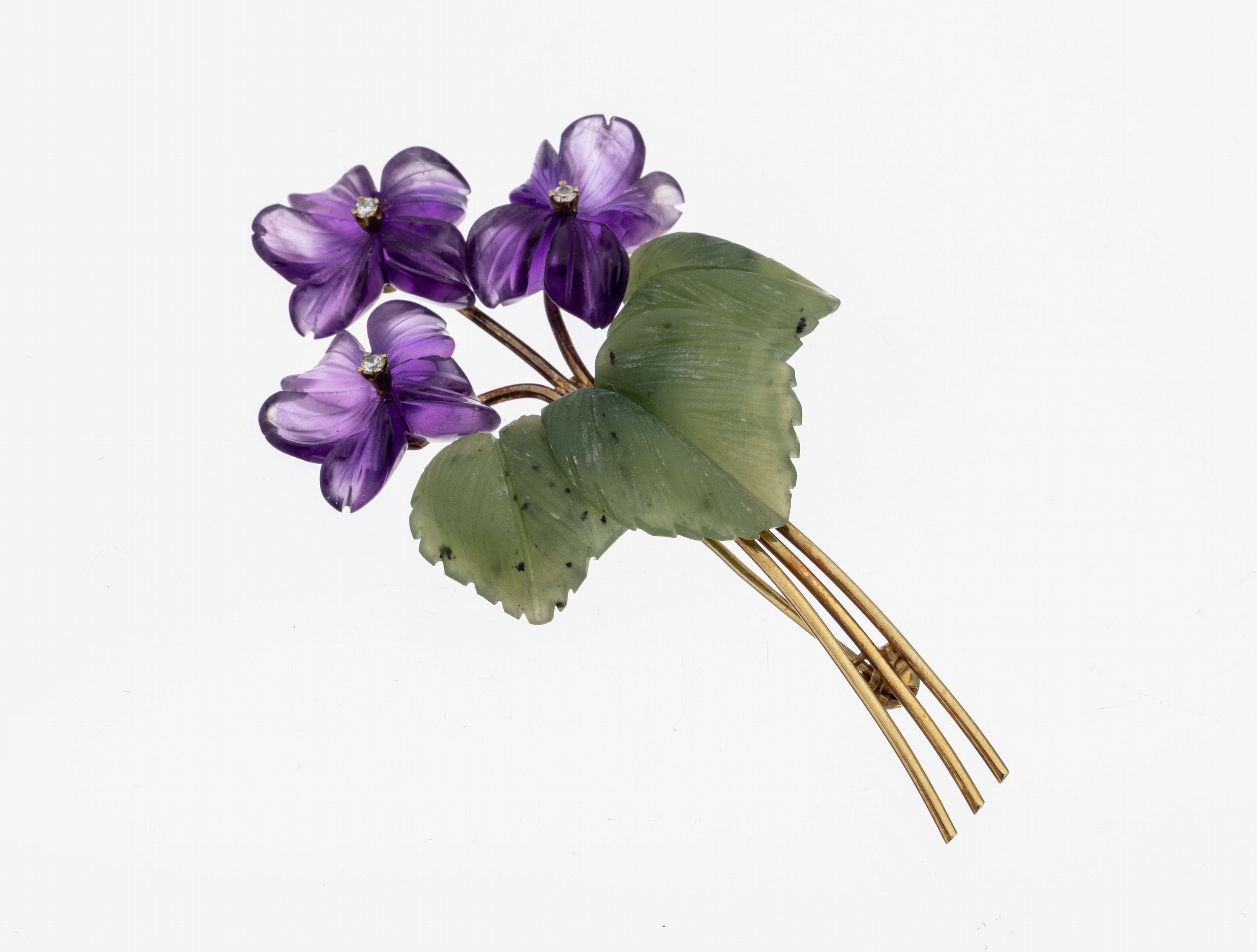 Image 27149784 - 14 kt Gold Amethyst-Nephrit-Brosche, 1950er Jahre, GG 585/000, 3 Blüten geschnitten ...