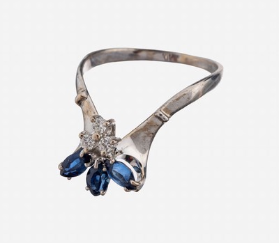 27149730a - 18 kt Gold Saphir-Brillant-Ring, WG 750/000, 3 Saphir-Navettes zus. ca. 0.30 ct, 3 ...