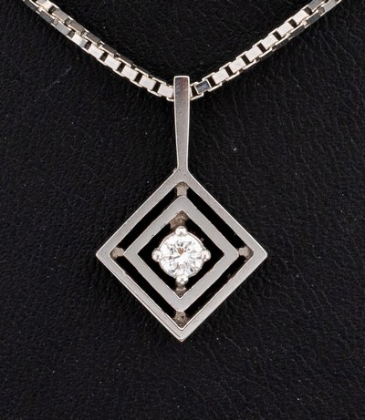 27149774a - 18 kt Gold Brillant-Anhänger, WG 750/000, quadratisch durchbrochen, erhaben gefasster ...