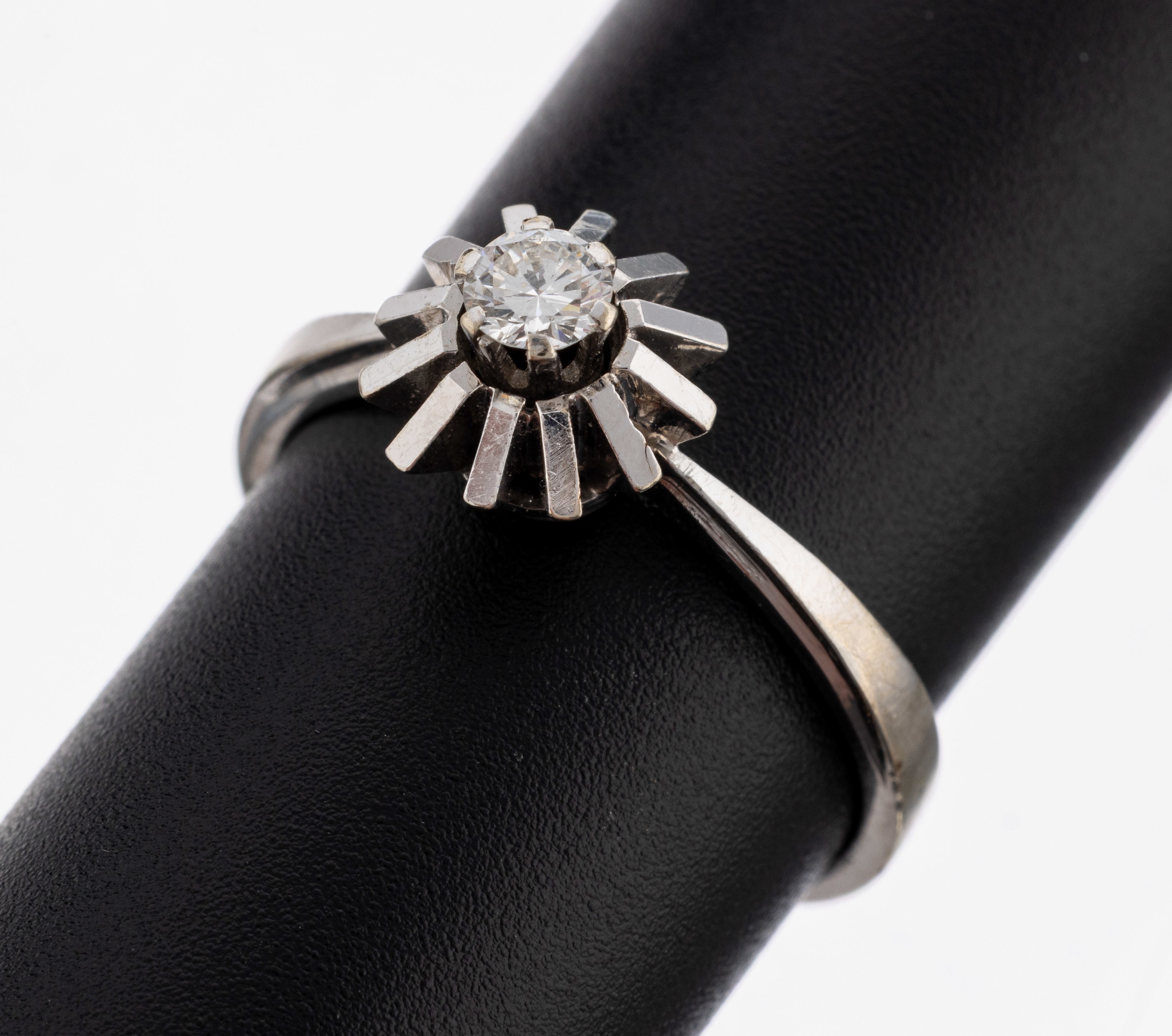 Image 27149808 - 14 kt Gold Brillant-Ring, WG 585/000, erhaben gefasster Brillant ca. 0.17 ct ...