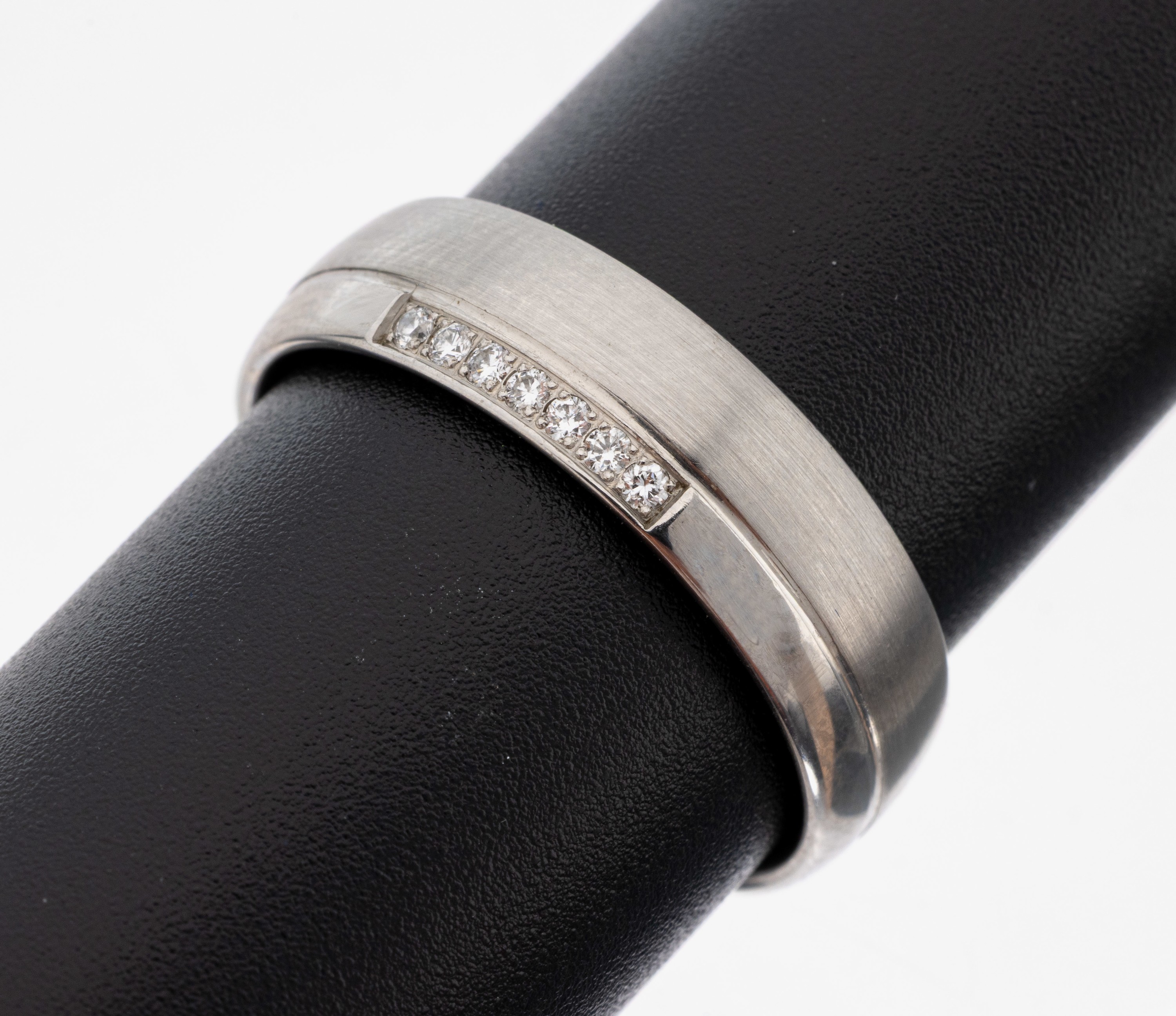 Image 27149813 - Platin Brillant-Ring, Pt 600/000, sat. und pol., 7 Brillanten zus. ca. 0.07 ct feines ...