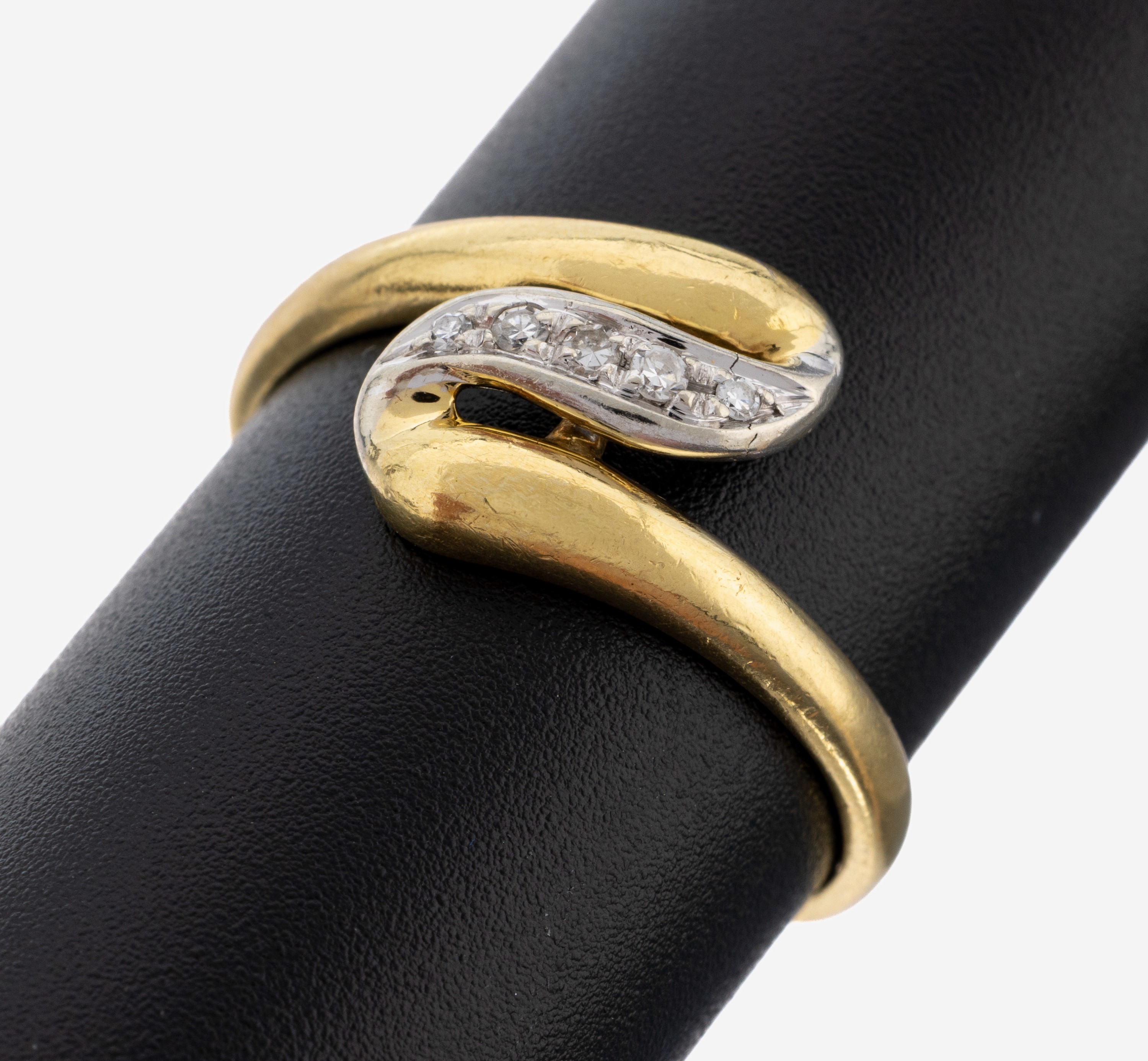Image 27149824 - 18 kt Gold Diamant-Ring, GG/WG 750/000, geschwungen, 5 kl. in WG gefasste 8/8- ...