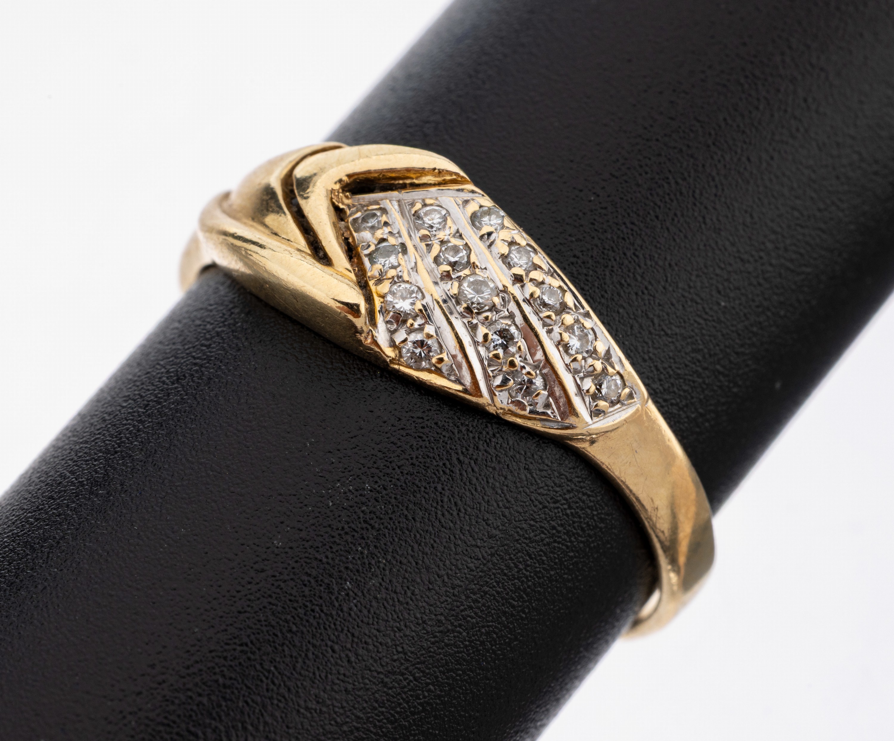 Image 27149827 - 14 kt Gold Brillant-Ring, GG 585/000, asymmetrisches Design, 14 Brillanten zus. ca. ...