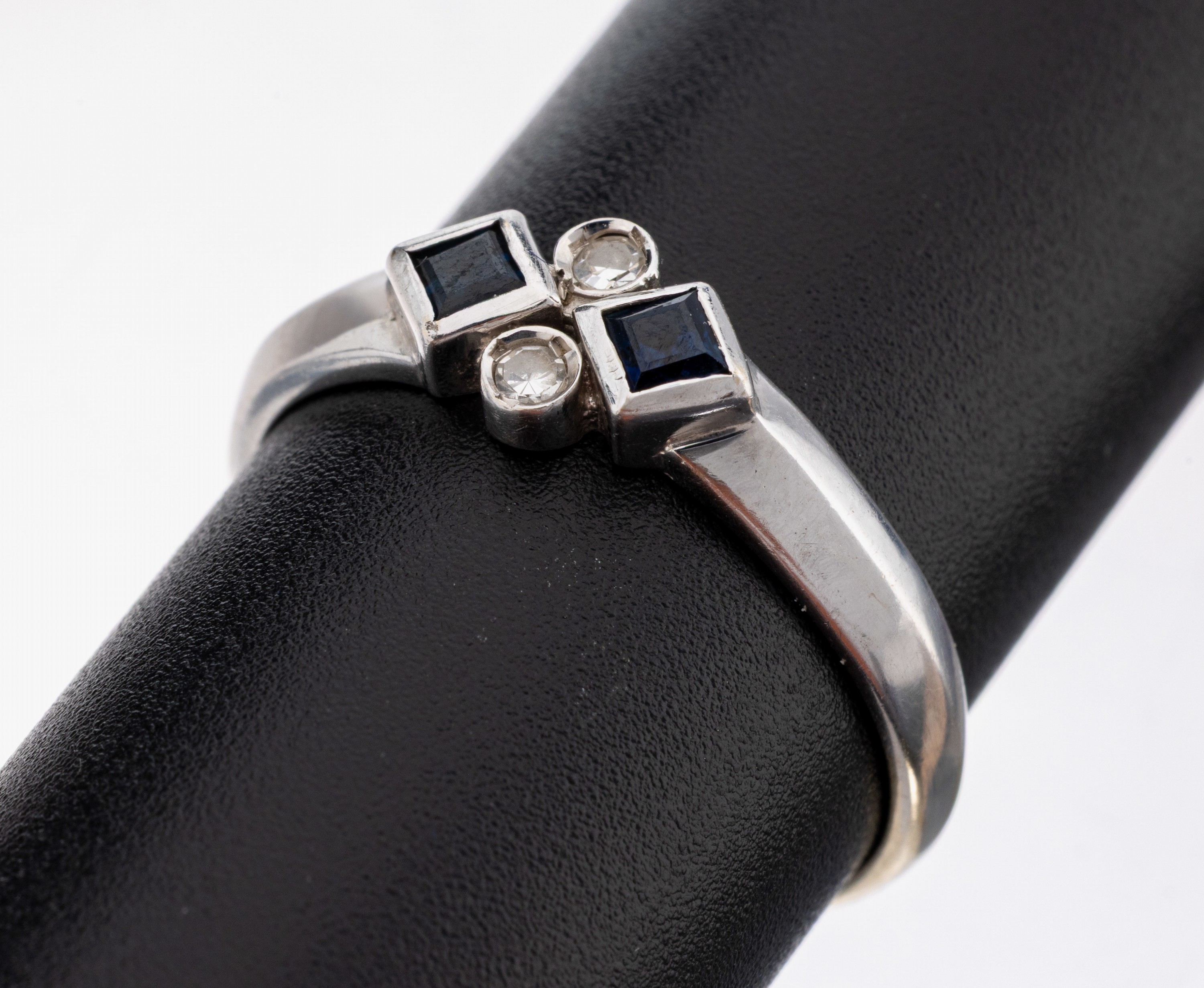 Image 27149831 - 14 kt Gold Saphir-Diamant-Ring, WG 585/000,geometrisches Design, 2 kl. Saphir-Carrees, ...