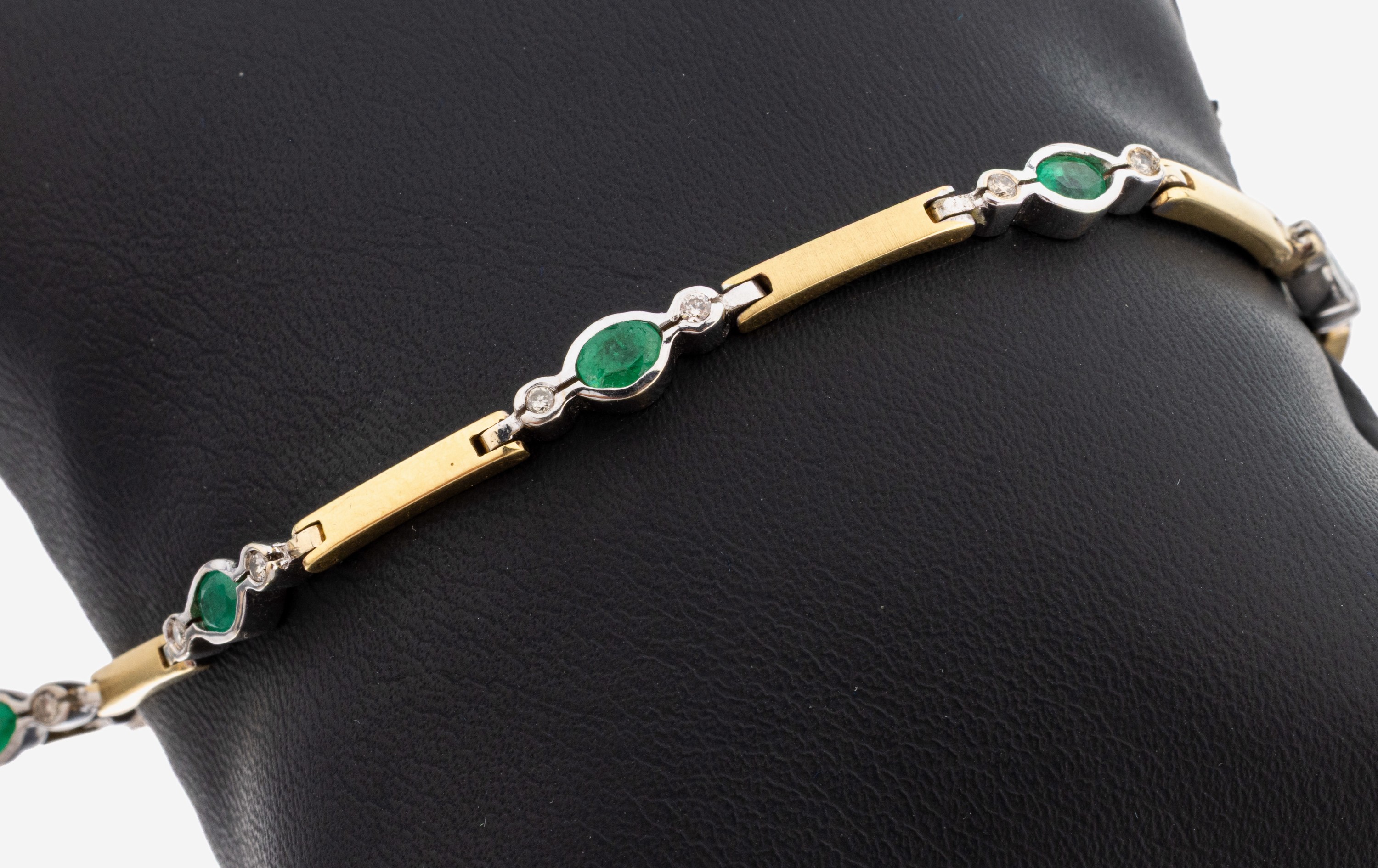 Image 27149846 - 18 kt Gold Smaragd-Brillant-Armband, GG/WG 750/000, 7 Smaragd-Navettes, schöne Farbe, ...