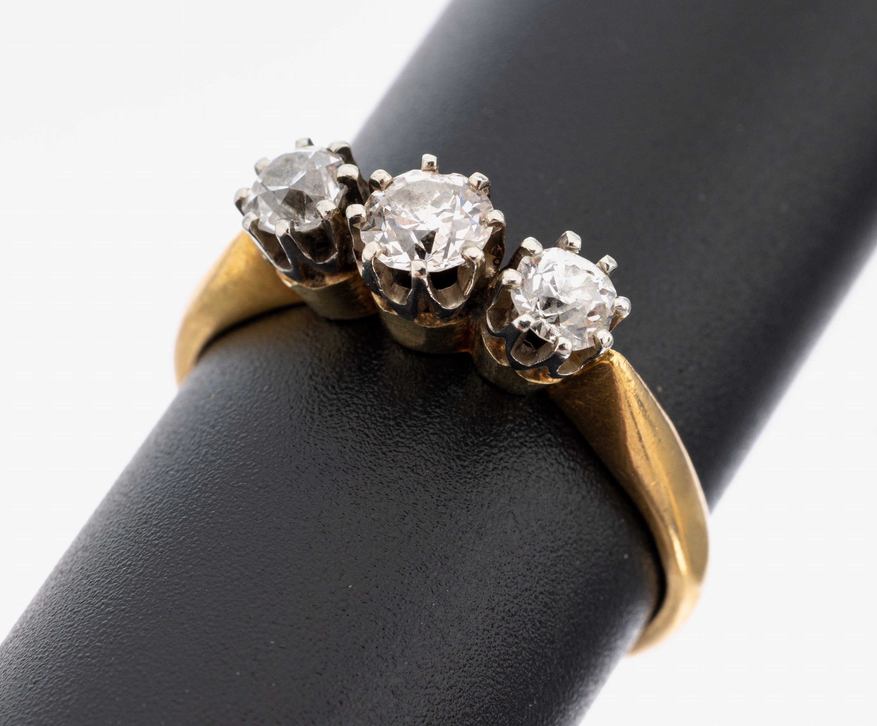 Image 27149852 - 18 kt Gold Diamant-Ring, 1920er Jahre, GG/WG 750/000, 3 in WG gefasste ...