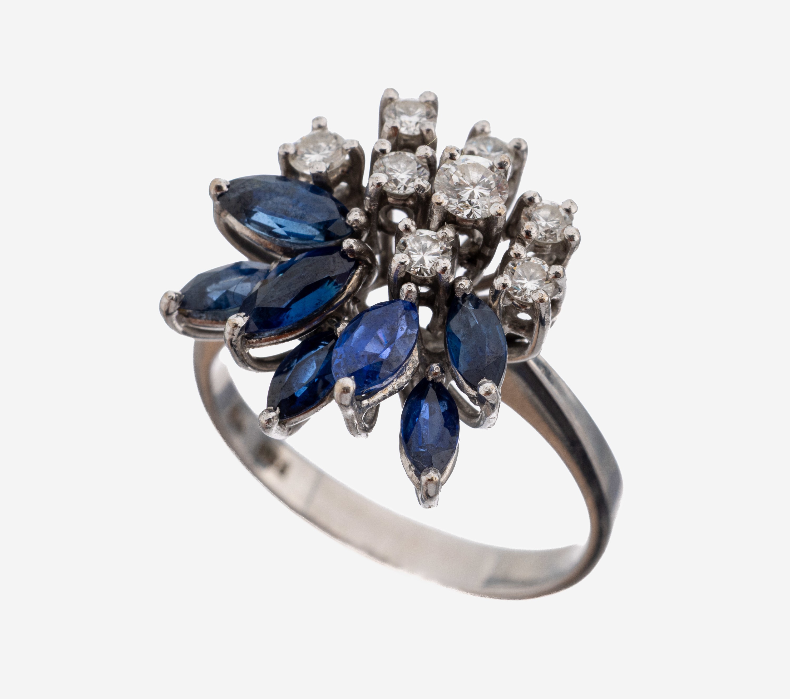 Image 27149859 - 18 kt Gold Saphir-Brillant-Ring, WG 750/000, ungewöhnliches Design, 7 Saphir- Navettes ...