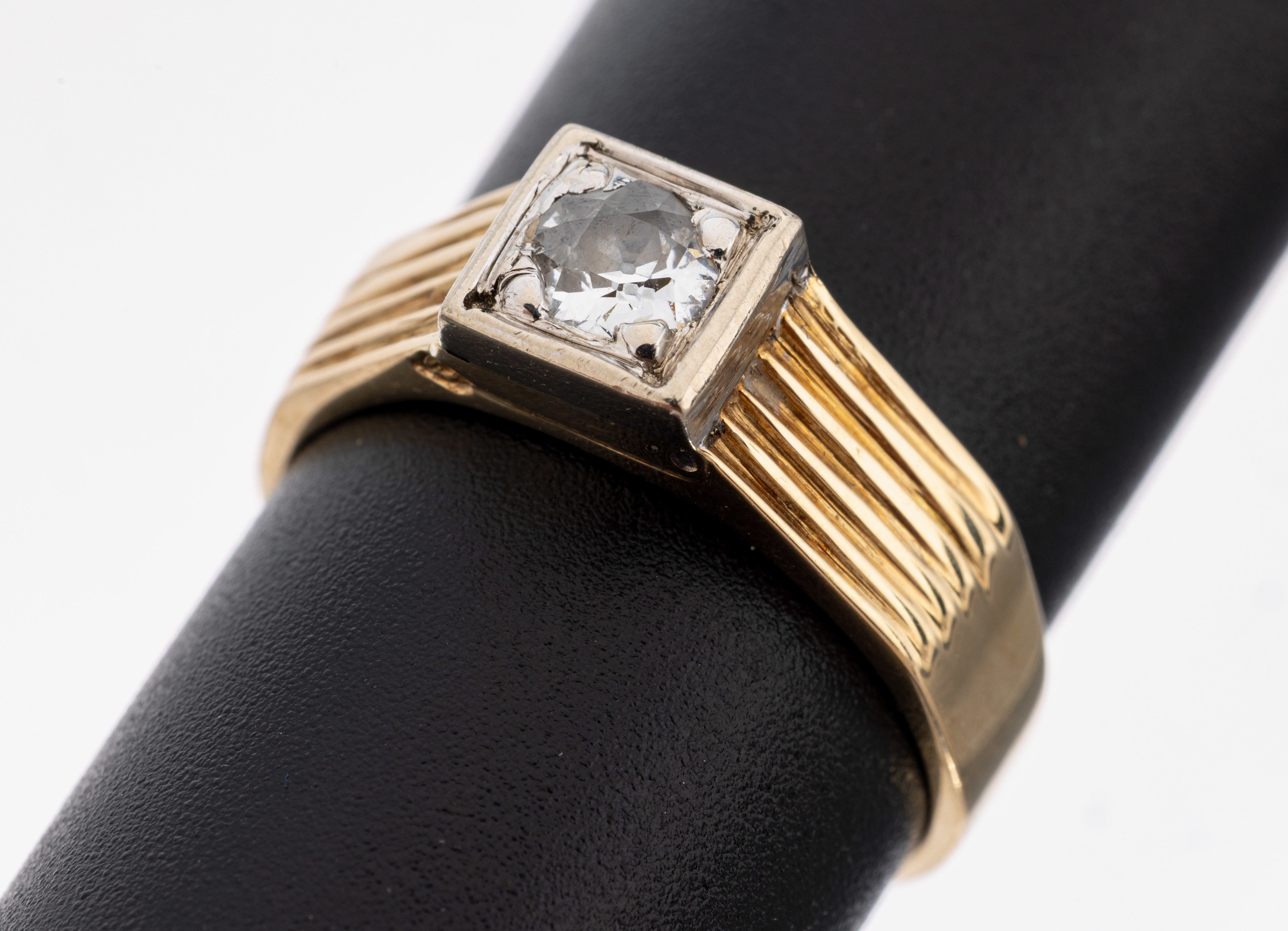 Image 27149874 - 14 kt Gold Diamant-Ring, 1930er Jahre, GG/WG 585/000, Ringschultern gerillt, in WG ...
