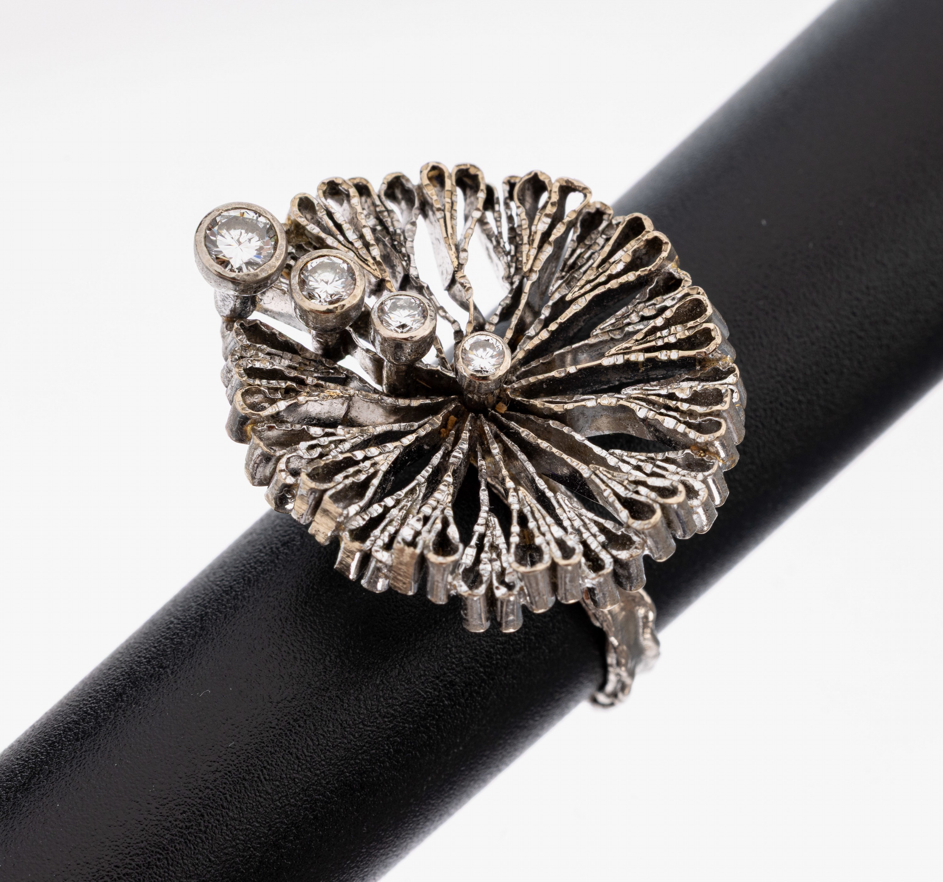 Image 27149877 - 14 kt gold brilliant-ring, 1970s , WG 585/000 tested, ring head pierced, abstract ...