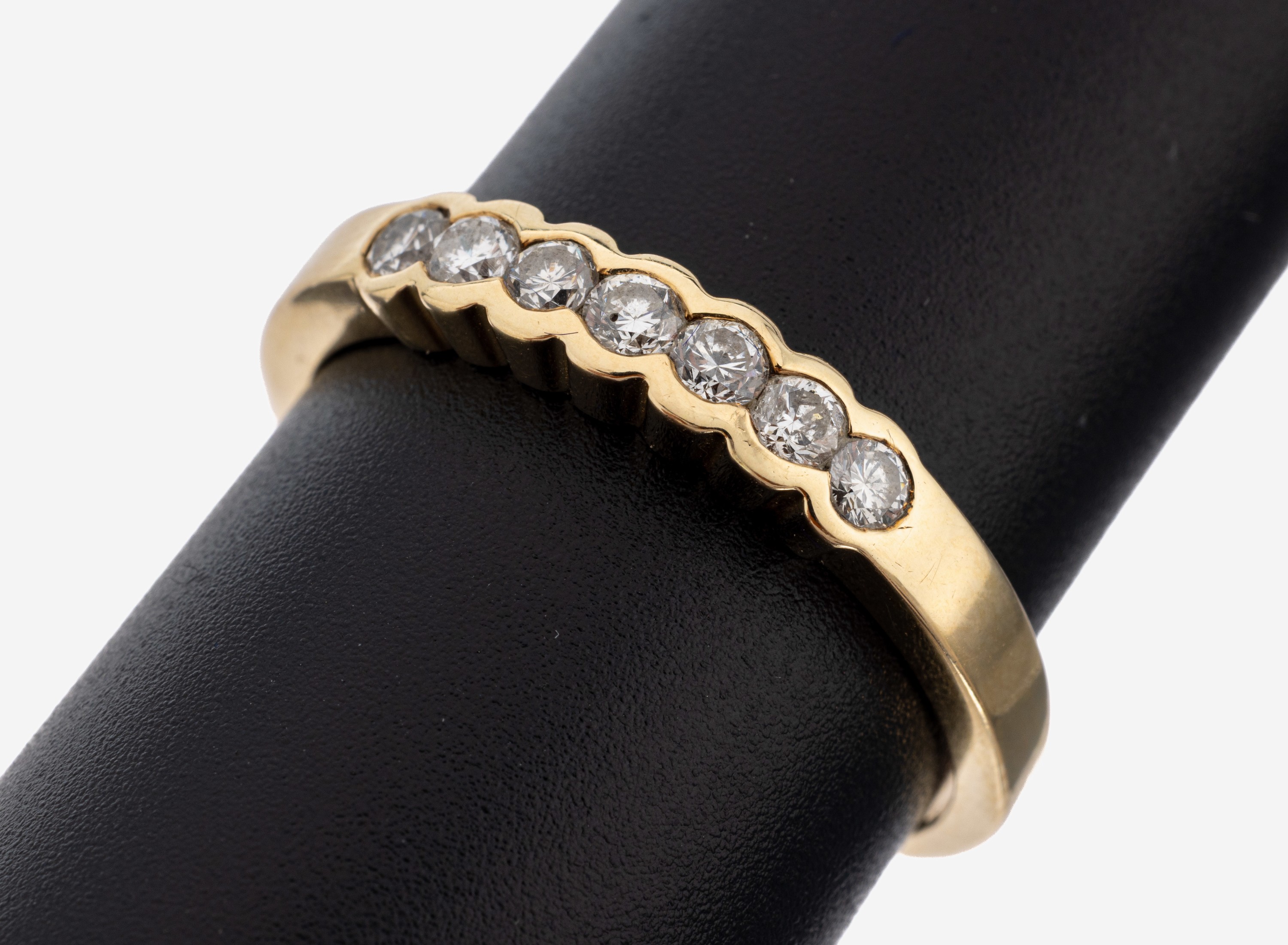 Image 27149881 - 14 kt Gold Brillant-Ring, GG 585/000, schlichtes Design, 7 Brillanten zus. ca. 0.35 ct ...